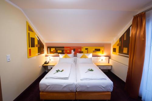 2 twin beds