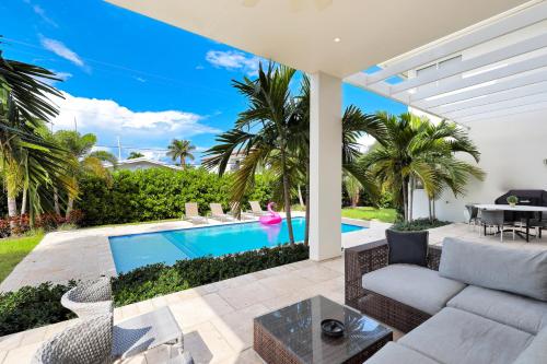 Modern Luxurious Beach Retreat-5 Br with/pool - image 14