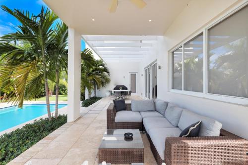 Modern Luxurious Beach Retreat-5 Br with/pool - image 10