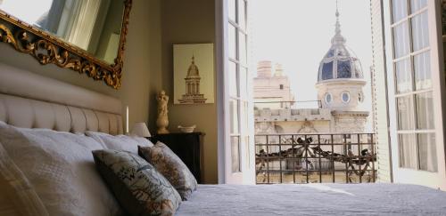 Deluxe Double Room with Balcony and Shared Bathroom image 6