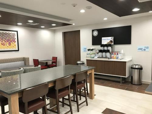 홀리데이 인 익스프레스 네이플스 사우스 I-75 바이 IHG - 식음료(F&B)