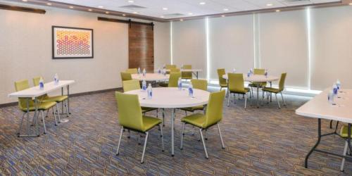 Holiday Inn Express Alliance By IHG - 회의실/연회장