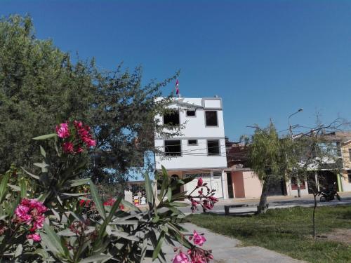 BONITA HABITACION FRENTE A MUCHAS FLOReS 