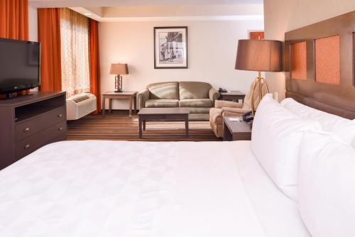 1 king bed, 1 sofa bed