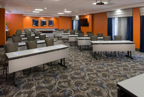 Holiday Inn Express & Suites Antioch By IHG - 회의실/연회장