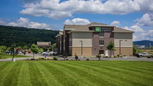 Holiday Inn Express and Suites - Bradford, an IHG Hotel