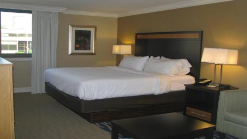 Holiday Inn Concord an IHG Hotel - image 3