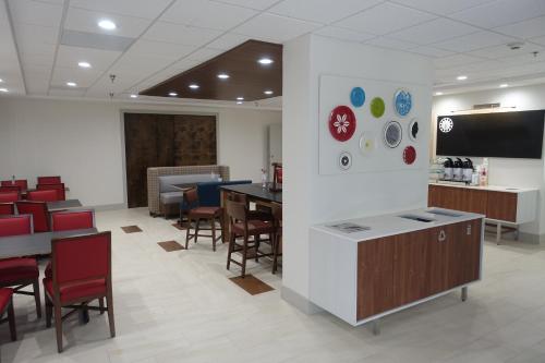 홀리데이 인 익스프레스 & 스위트, 브렌트우드 바이 IHG - 식음료(F&B)