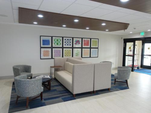 Holiday Inn Express & Suites Brentwood, an IHG Hotel