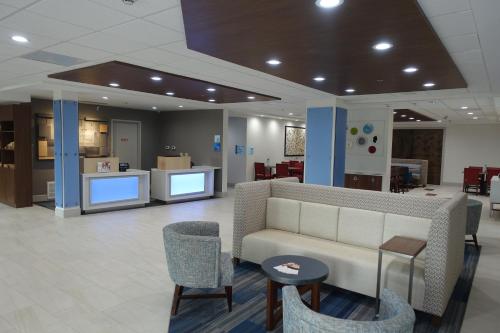 Holiday Inn Express & Suites Brentwood, an IHG Hotel