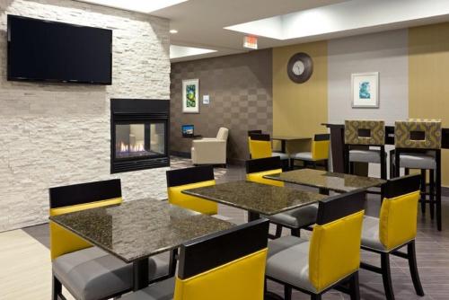 Holiday Inn Express and Suites Batavia