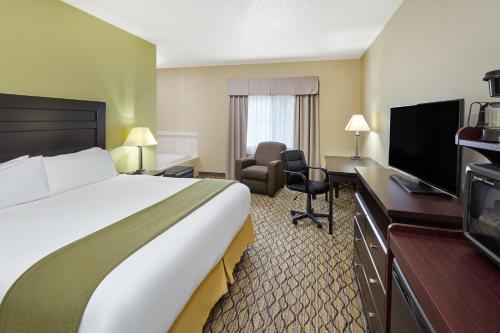 Holiday Inn Express Hotel & Suites Chicago-Libertyville an IHG Hotel - main image