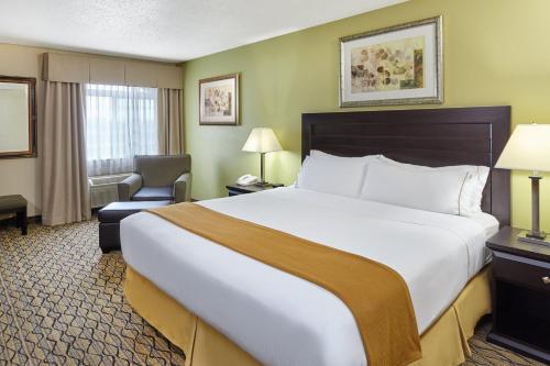 Holiday Inn Express Hotel & Suites Chicago-Libertyville an IHG Hotel - image 3
