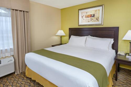 Holiday Inn Express Hotel & Suites Chicago-Libertyville