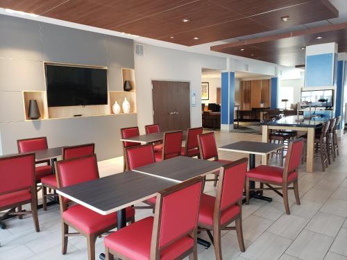 Holiday Inn Express & Suites Nashville North - Springfield an IHG Hotel - image 4
