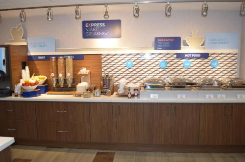 Holiday Inn Express Hotel & Suites Bismarck an IHG Hotel - image 2