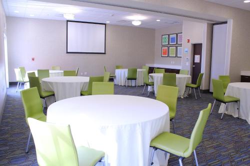 Holiday Inn Express Hotel & Suites Napa Valley-American Canyon an IHG Hotel - image 3