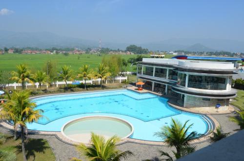 Swimming pool, Sutan Raja Hotel And Convention Centre in Soreang