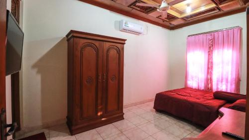 Family Room image 3