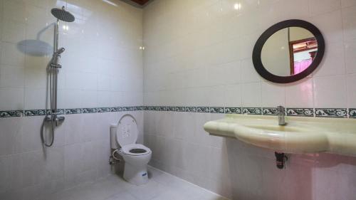 Family Room image 9