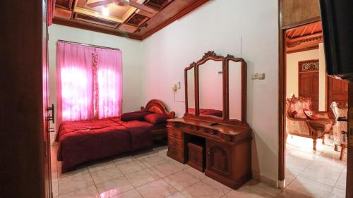 Family Room image 5