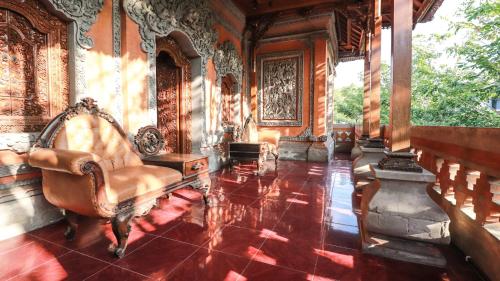 Family Room image 2