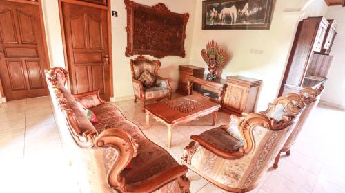 Family Room image 8