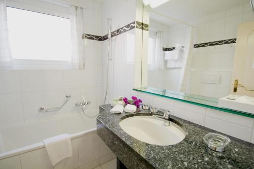 room detail thumbnail 1