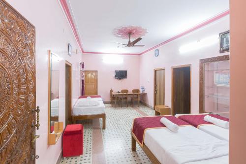 2 bedrooms, 5 beds