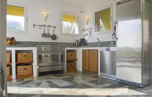 virtuve, Cozy Home In San Giuliano With Wifi in San-Giuliano