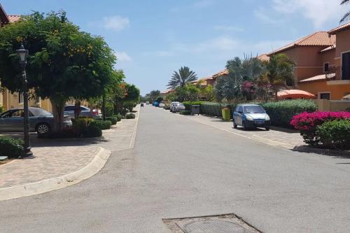NICE HOUSE WITH PRIVATE POOL IN GOLD COAST