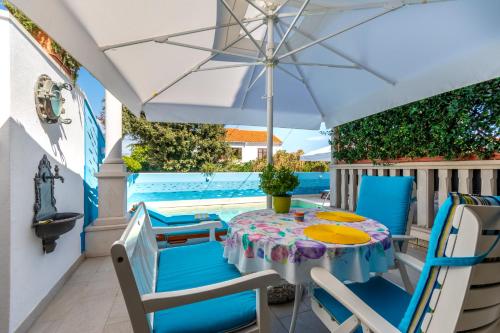 Duplex One-Bedroom Apartment with Terrace image 10