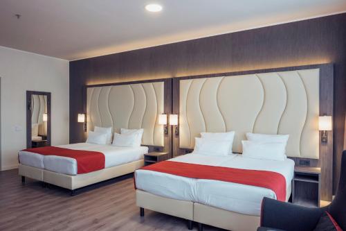 Quadruple Room with 4 Single Beds image 10