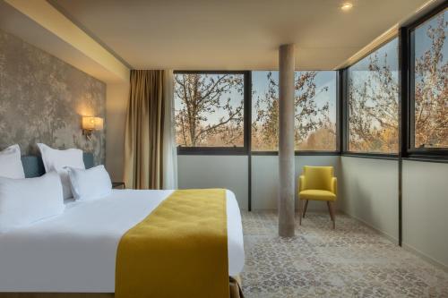 1 queen bed, 2 sofa beds