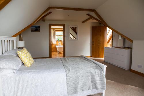 1 double bed, 2 twin beds