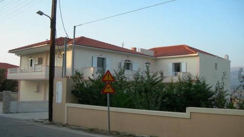  Theasis House in Khelmáta