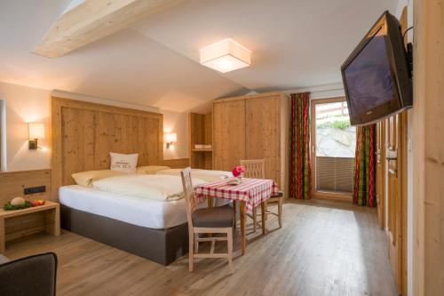 1 queen bed, 1 sofa bed