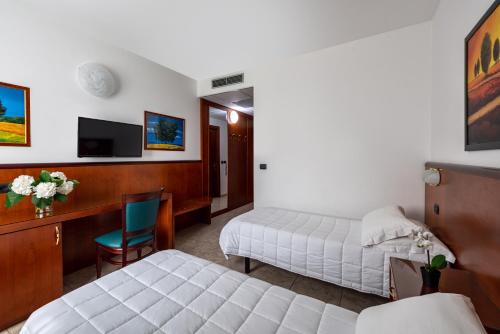 1 queen bed, 1 twin bed