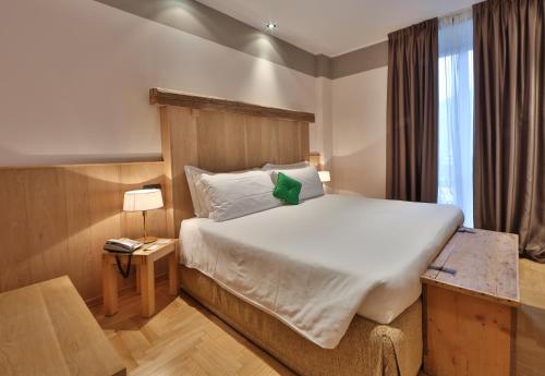 1 queen bed, 2 twin beds