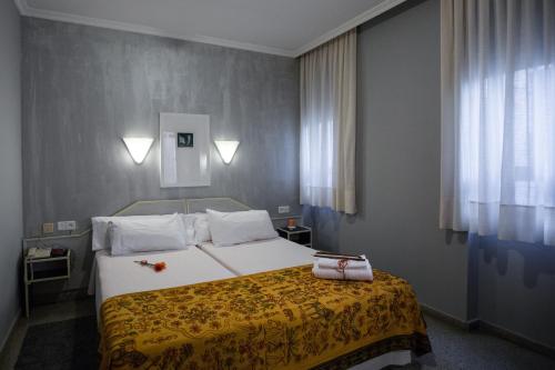Hostal Paris - image 10