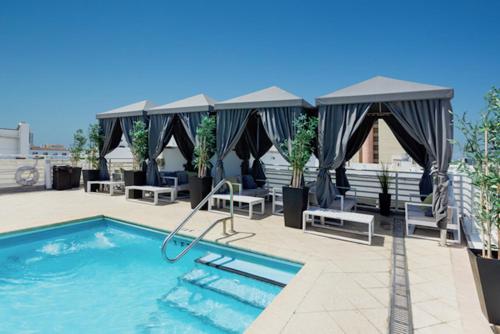 Ocean Drive Apartments with Rooftop Pool, South Beach, Miami in Miami Beach, USA