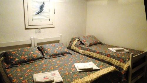1 double bed, 2 twin beds