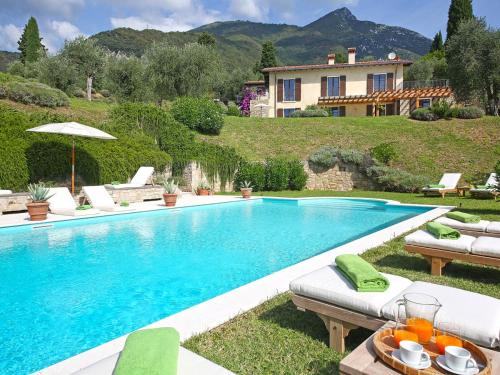  Sanico Villa Sleeps 10 Pool Air Con WiFi, Pension in Gaino