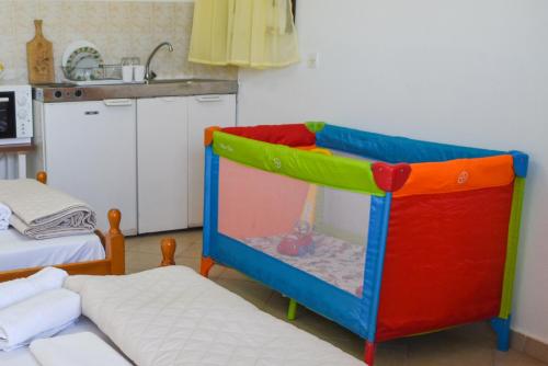  Lemon studio with garden close to the beach in Finikounda