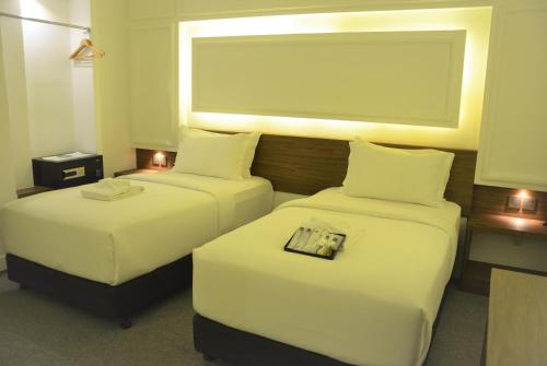 Standard Twin Room image 3