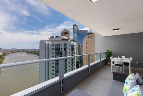 SK2 - CHARMING Skyline CBD w River Views 3 BR Private Apartment
