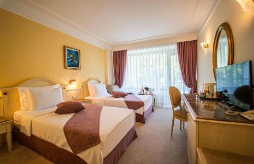 223716014 The Palace Hotel, Sunny Day