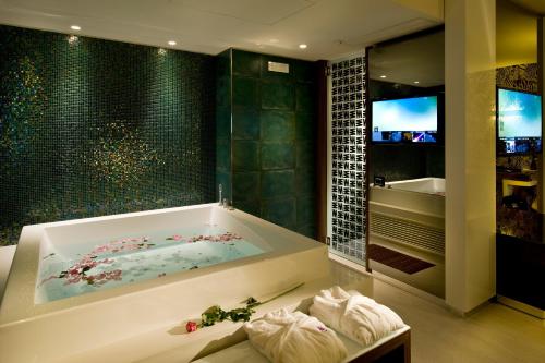 room detail thumbnail 2