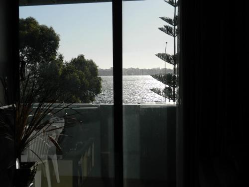 Riverside 2 bedroom with South Perth Peninsula Views