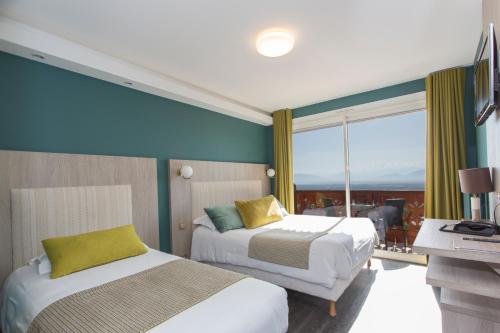 1 queen bed, 1 twin bed